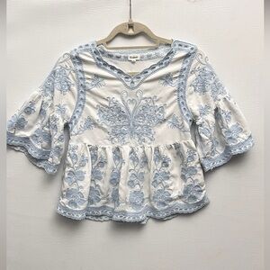 Kindred Women's embroidered scalloped peasant top in white and blue Medium